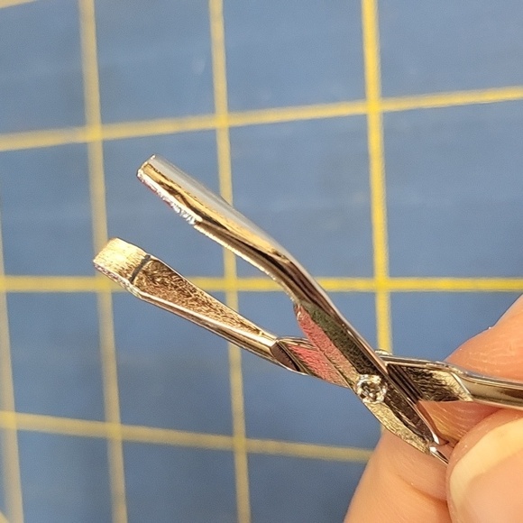 Scissors Shaped Eyebrow Flat Tip Tweezers Hair Plucker w Slanted Tip New - Picture 3 of 3